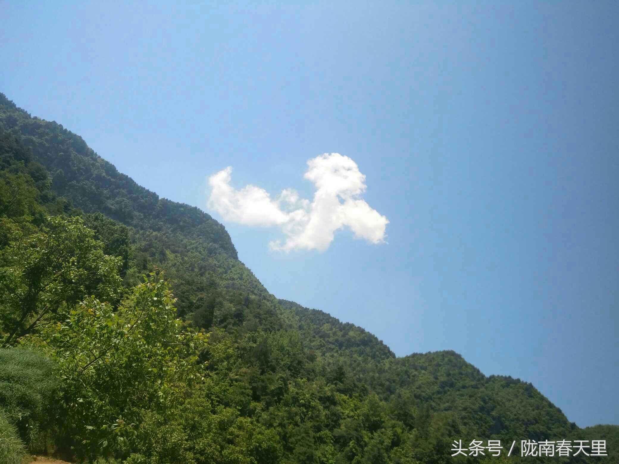 瀑布重现飞龙吐水瀑布重现飞龙吐水，领略自然之美与神秘之力