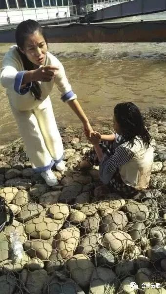 藏族女孩救落水男子藏族女孩英勇救落水男子，一场跨越文化与勇气的壮丽救援