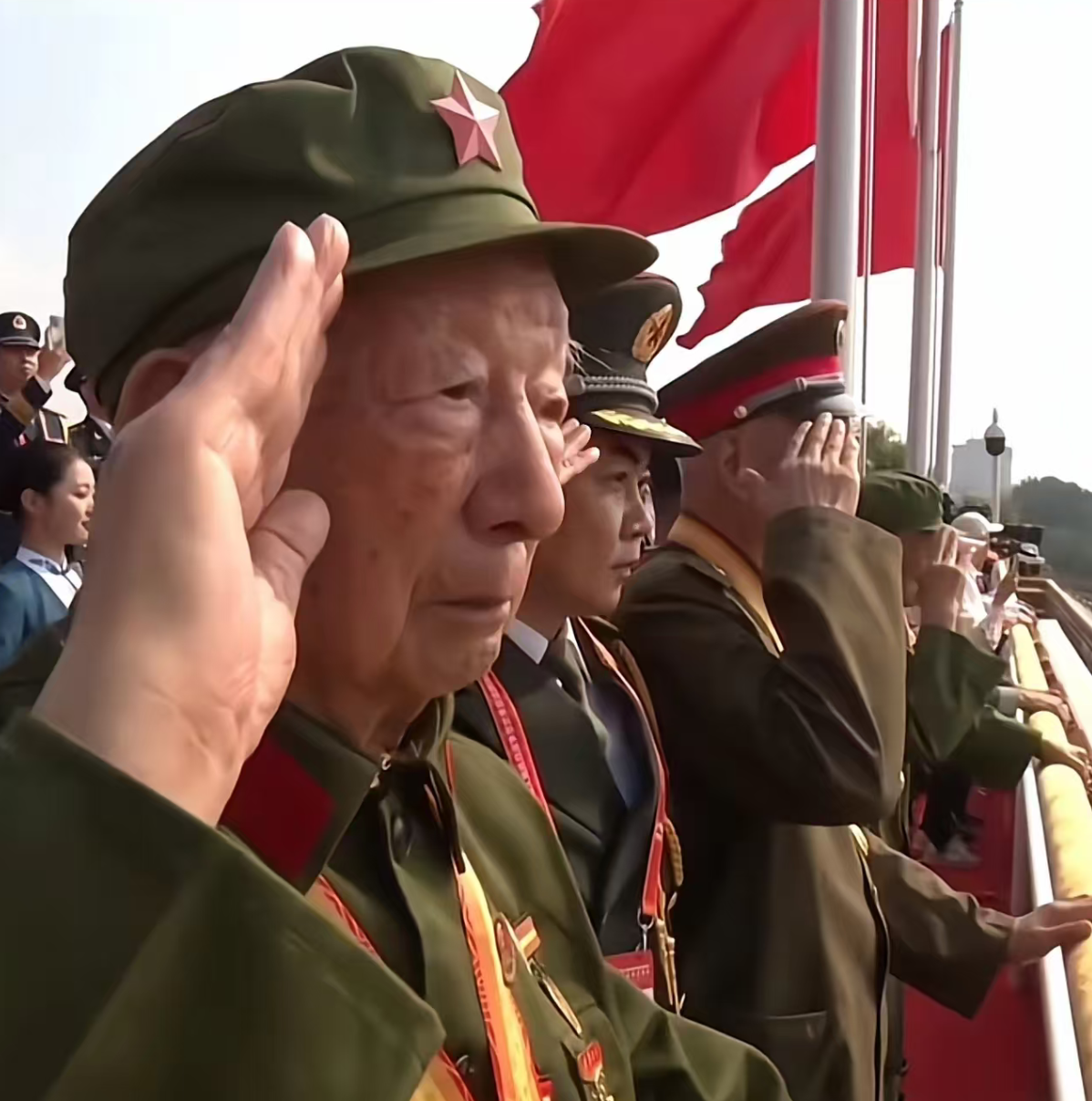 阅兵抗战老兵敬礼阅兵抗战老兵敬礼——铭记历史，致敬英雄
