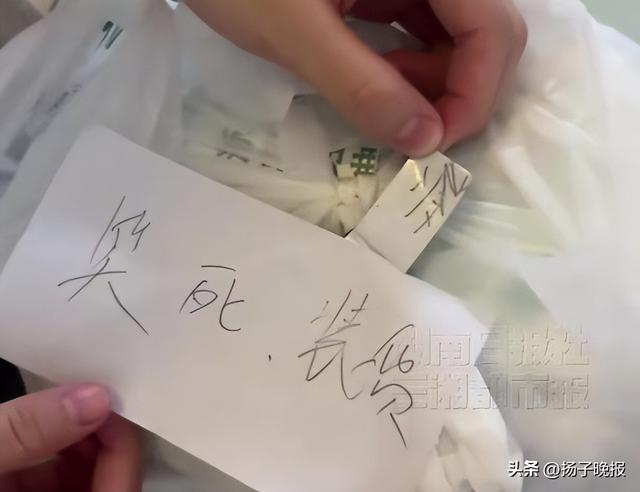 女子点绿茶餐厅外卖被贴装货女子点绿茶餐厅外卖遭遇装货标签背后的故事